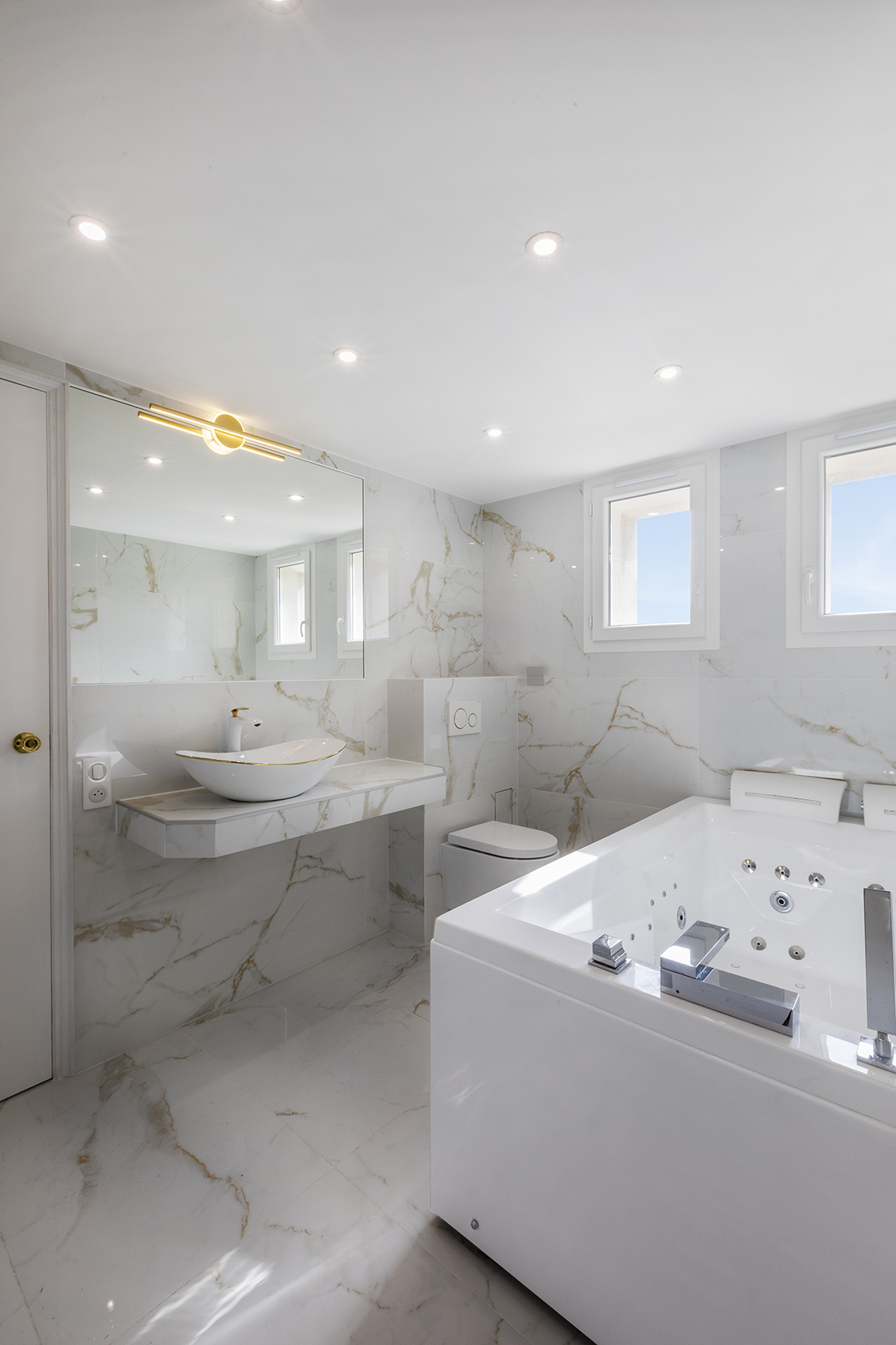 Salle de bains avec carrelage grand format