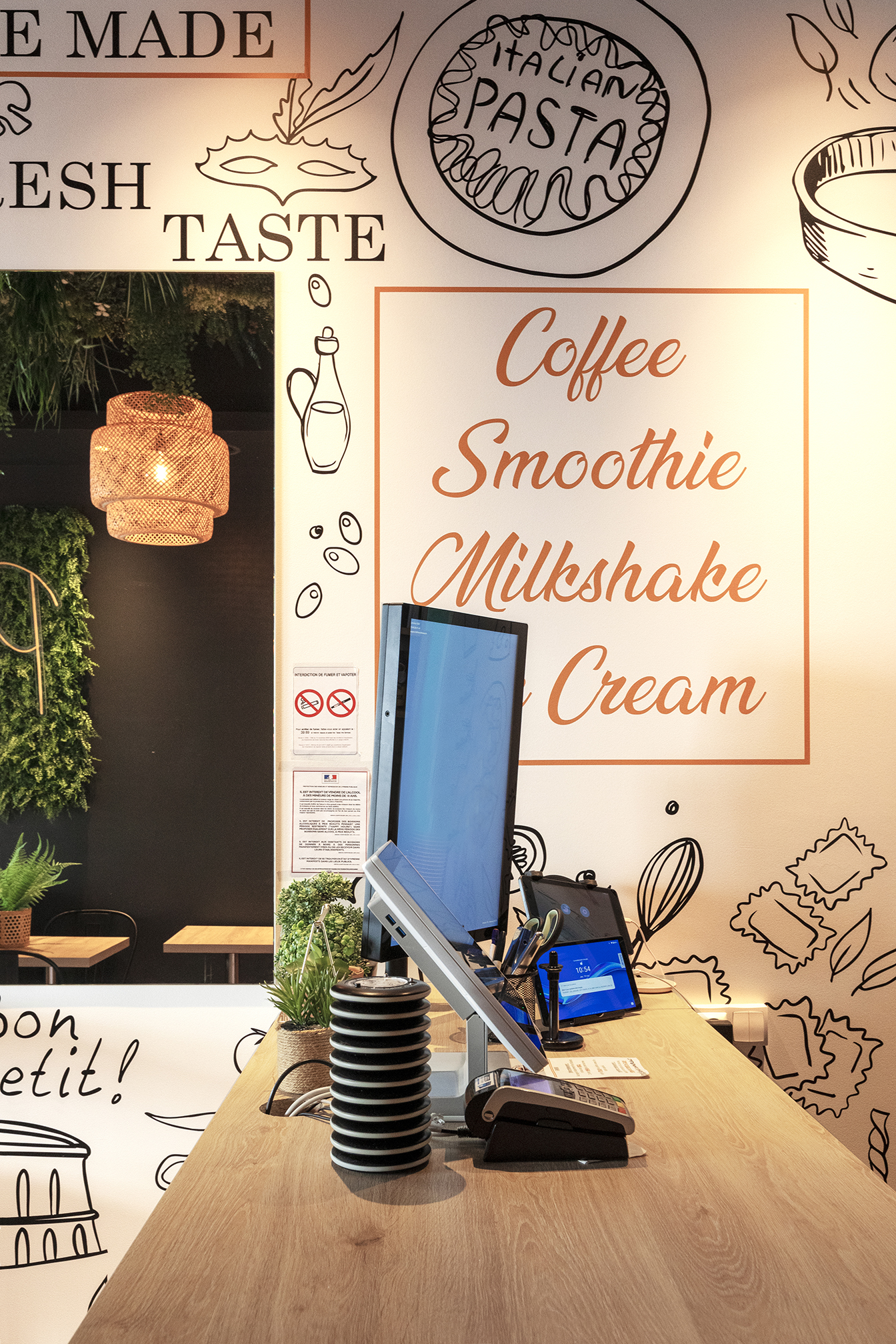 Boutique à Cannes avec comptoir moderne