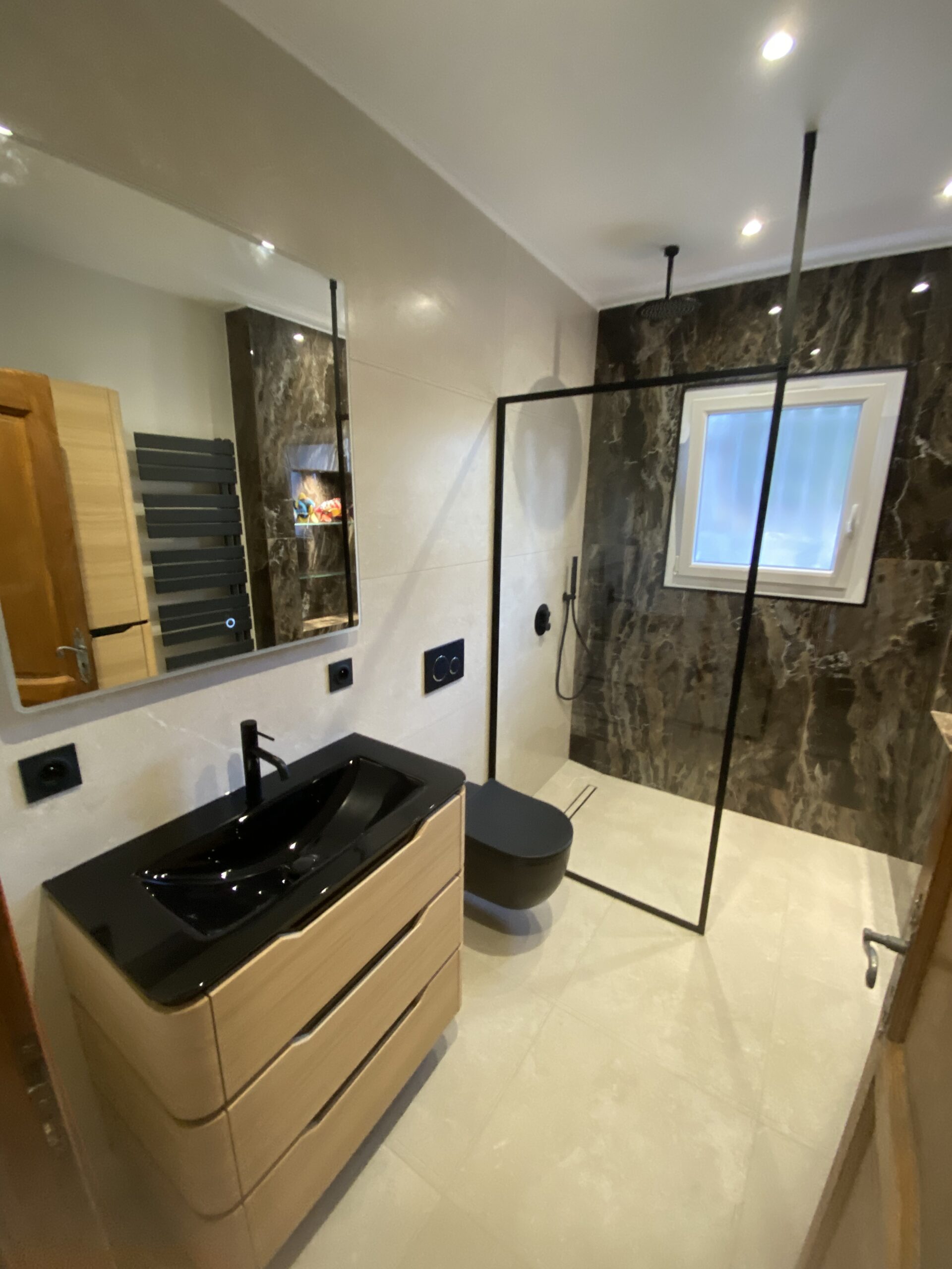 Chambre rénovée avec rangements