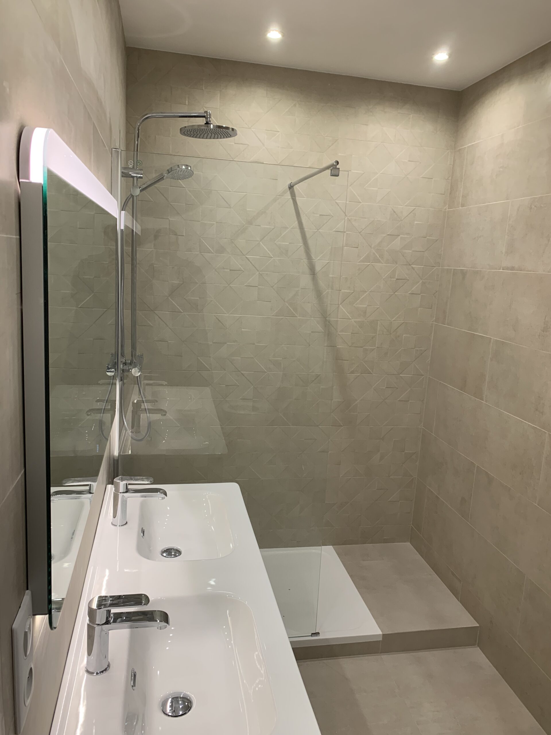 Salle de bains avec douche italienne