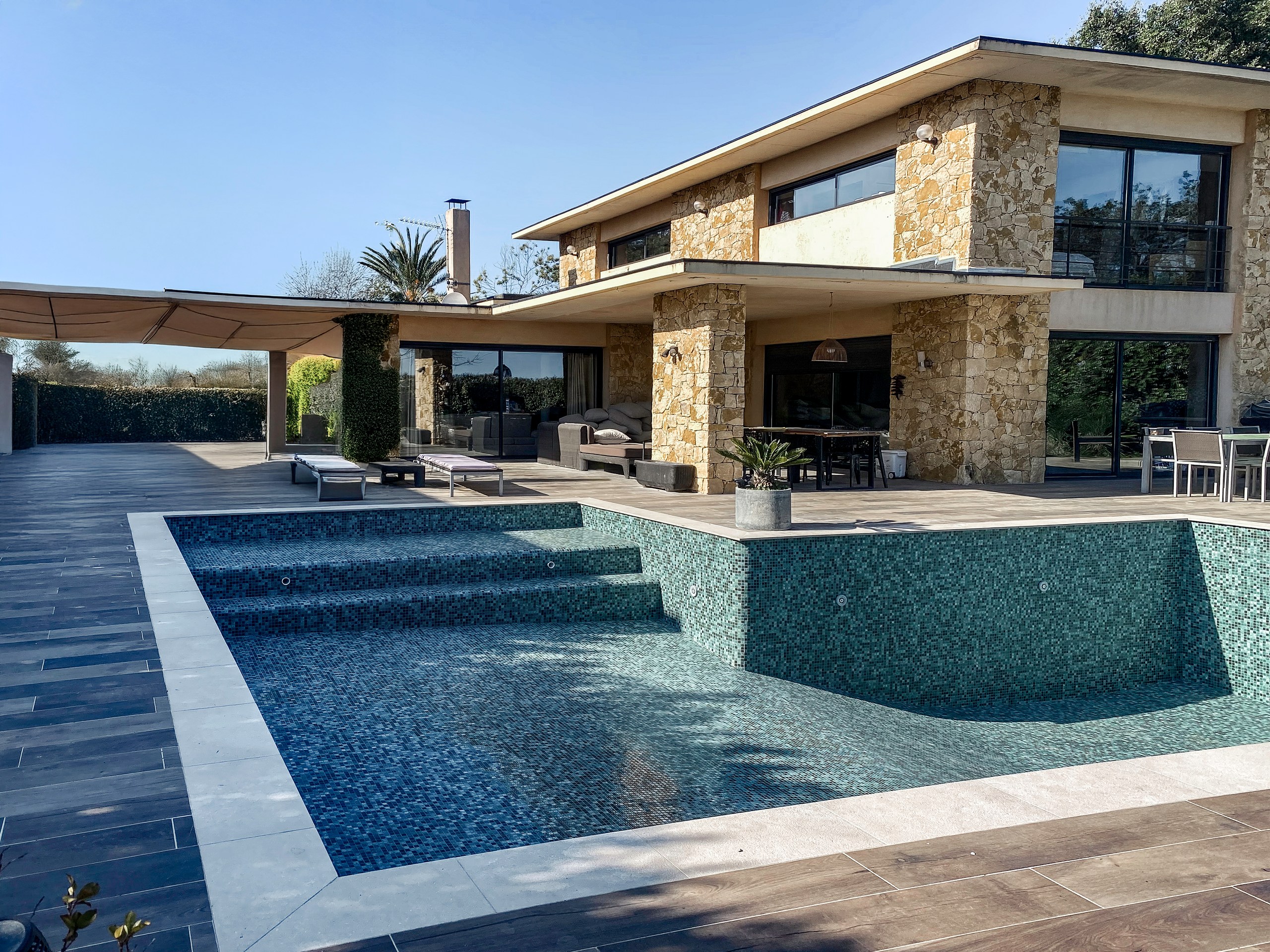 Piscine contemporaine avec plage en bois